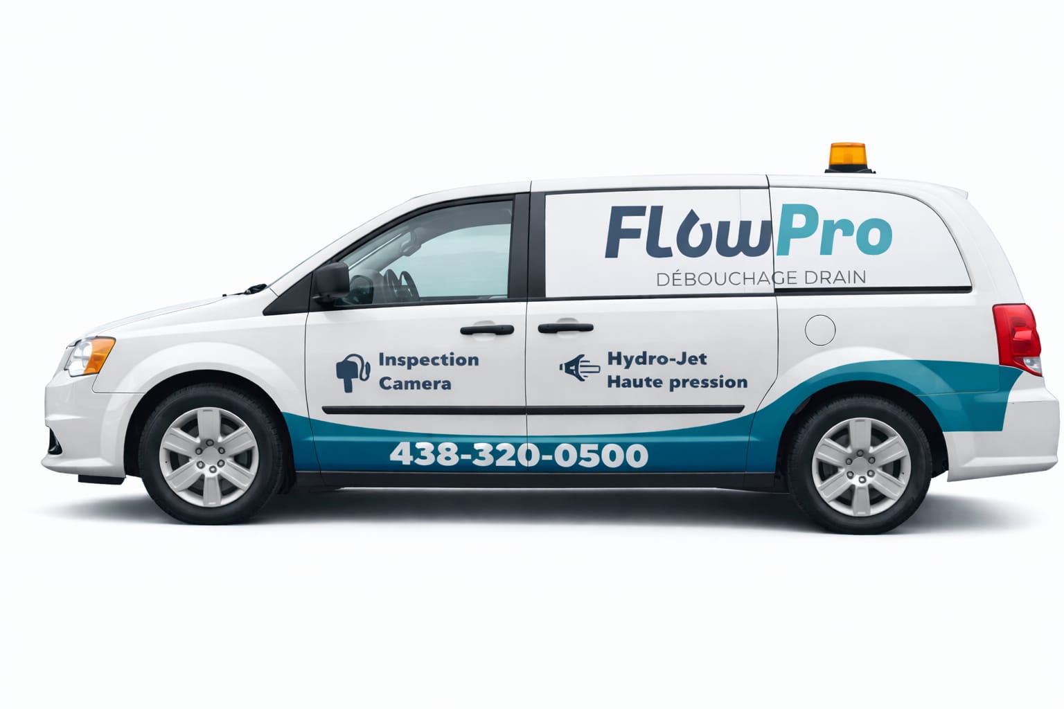 Camionnette de service Flow Pro Drain offrant le débouchage de drains, l'inspection par caméra et l'hydrojet à Montréal, Laval et sur la Rive-Nord.