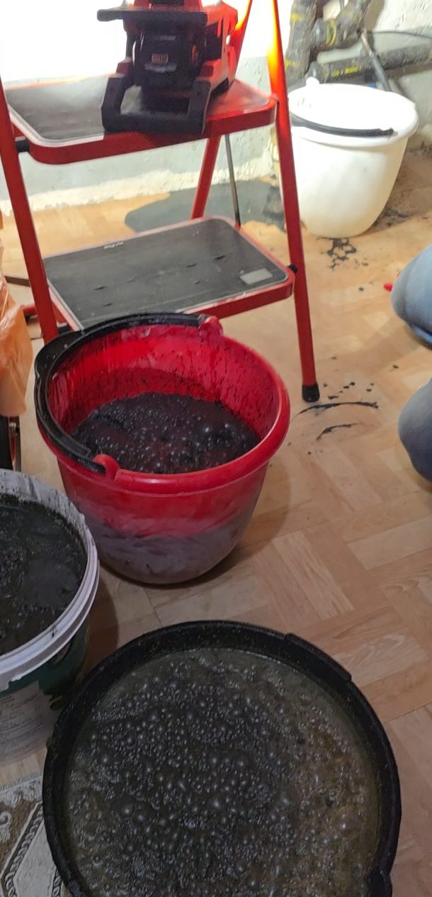 Accumulation de graisse et de résidus retirés d'une conduite de cuisine bouchée à Montréal