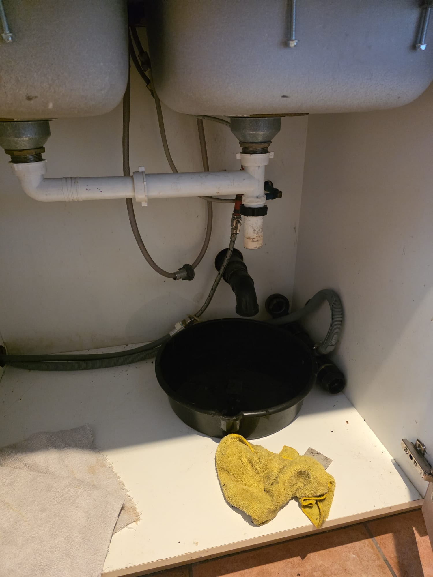 Accès au drain sous un évier double dans un condo