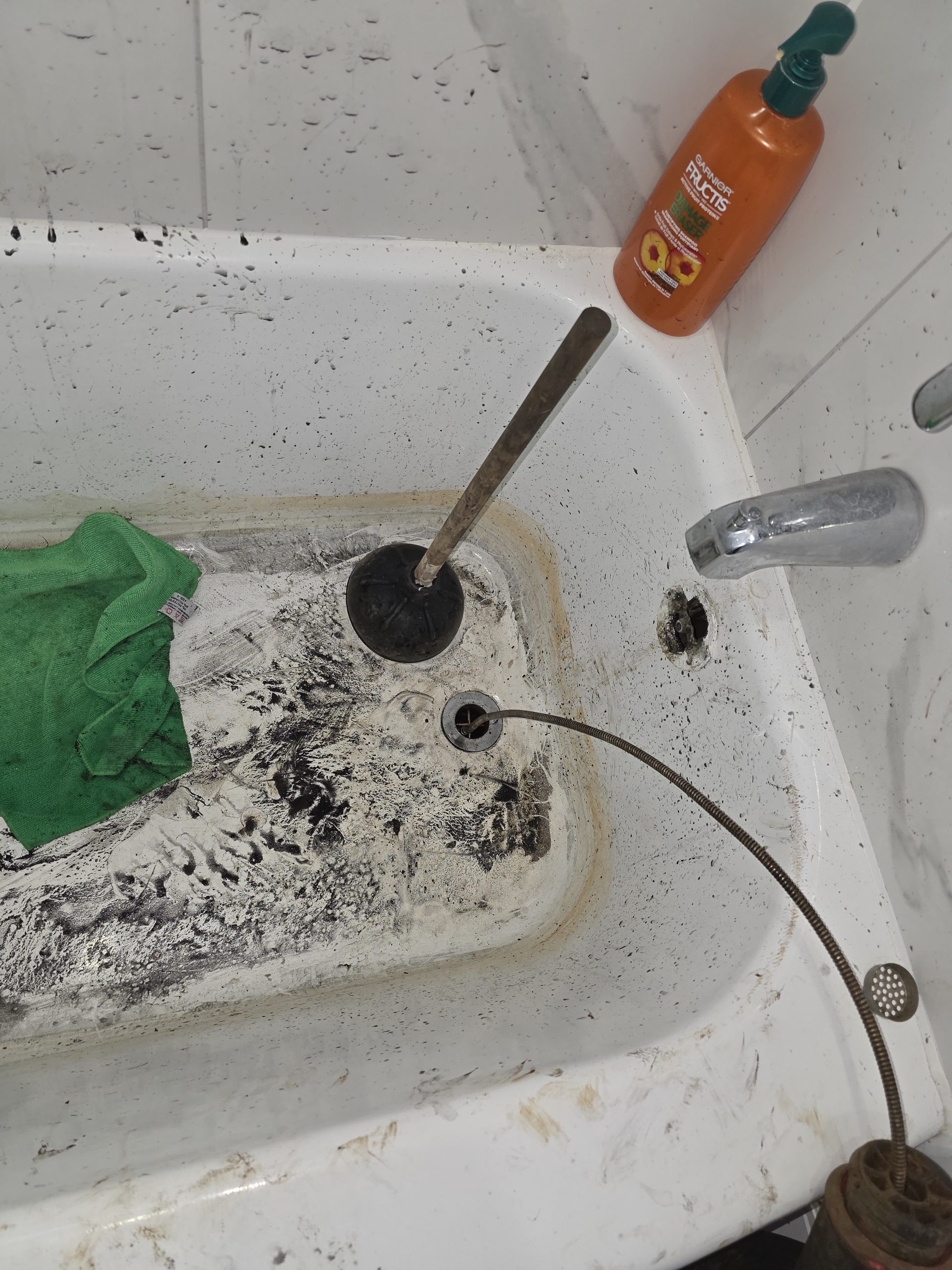 Débouchage mécanique du drain d’une baignoire à Montréal