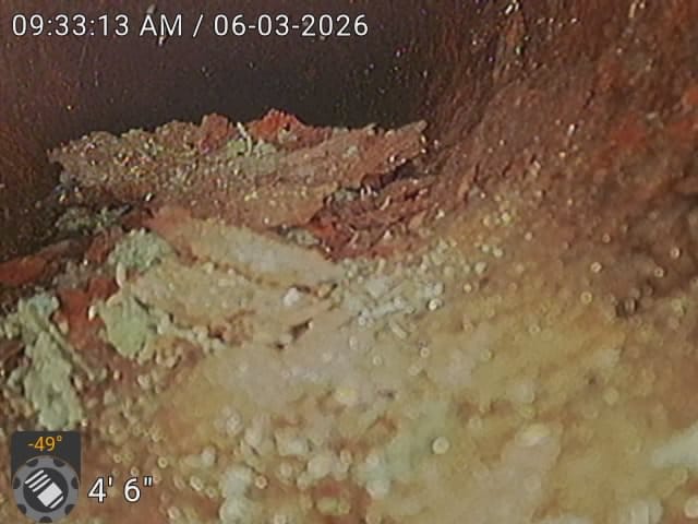 Obstruction et débris visibles lors d’une inspection par caméra dans un drain bouché